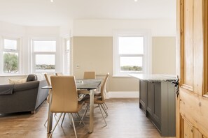 Dining - Park Lake View (Poole)