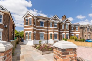 Exterior - Park Lake View (Poole)