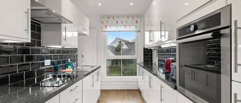 Réfrigérateur, micro-ondes, four, lave-vaisselle