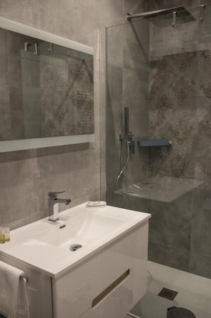 Deluxe Apartment, 2 Bedrooms, 2 Bathrooms | Bilik Mandi | Kelengkapan dandanan diri percuma, pengering rambut, tuala disediakan 
