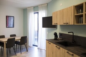 迷你冰箱、微波炉、炉灶、烤面包机