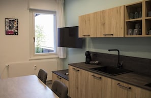 Frigobar, microondas, placa de cocina, tostadora
