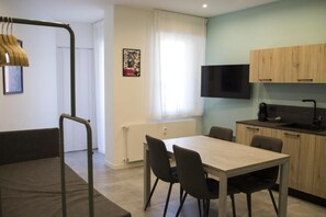 Frigobar, microondas, placa de cocina, tostadora