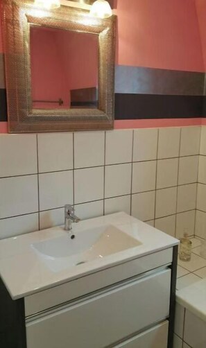 Articles de toilette gratuits, sèche-cheveux, serviettes fournies