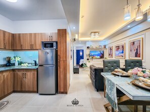 Refrigerador, microondas, tetera eléctrica y tostadora