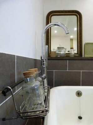 Sèche-cheveux, serviettes fournies, papier toilette