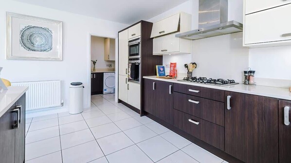 Réfrigérateur, four à micro-ondes, un four, surface de cuisson