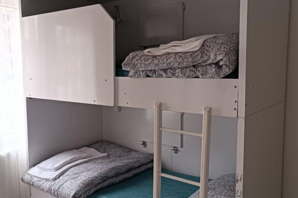 Espacio para trabajar con laptop, wifi gratis y ropa de cama 