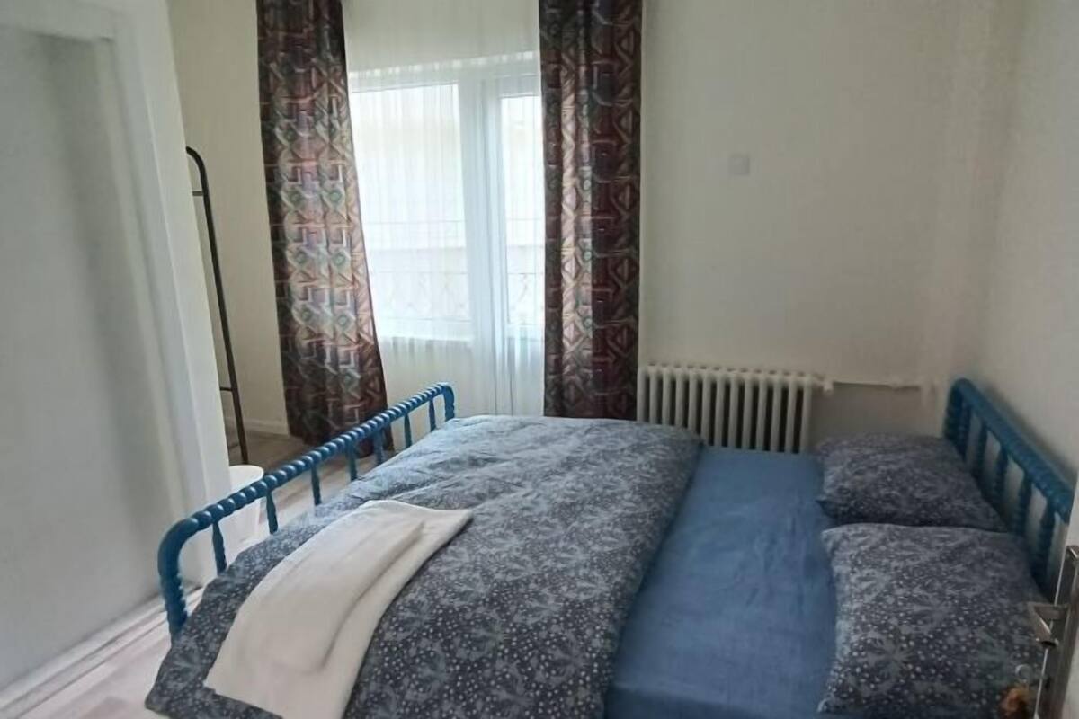 Espacio para trabajar con laptop, wifi gratis y ropa de cama 