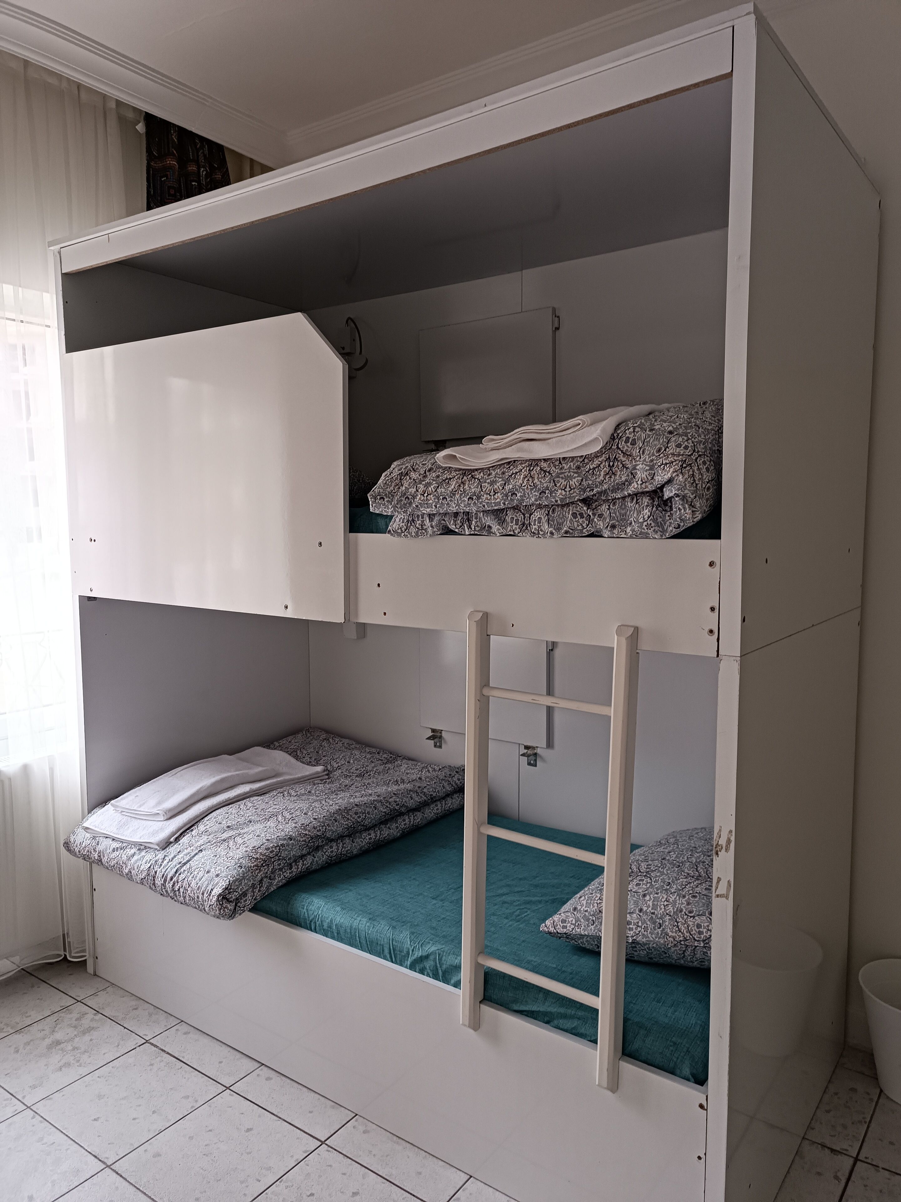 Espace de travail pour ordinateur portable, Wi-Fi gratuit, draps fournis