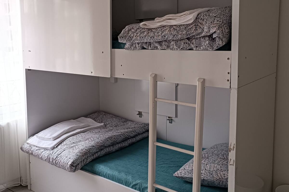 Espacio para trabajar con laptop, wifi gratis y ropa de cama 