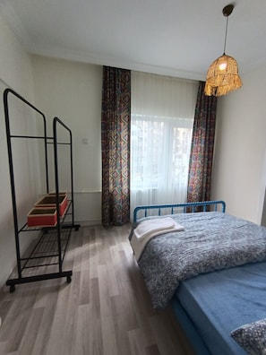 Habitación básica doble | Espacio para trabajar con un portátil, wifi gratis, ropa de cama