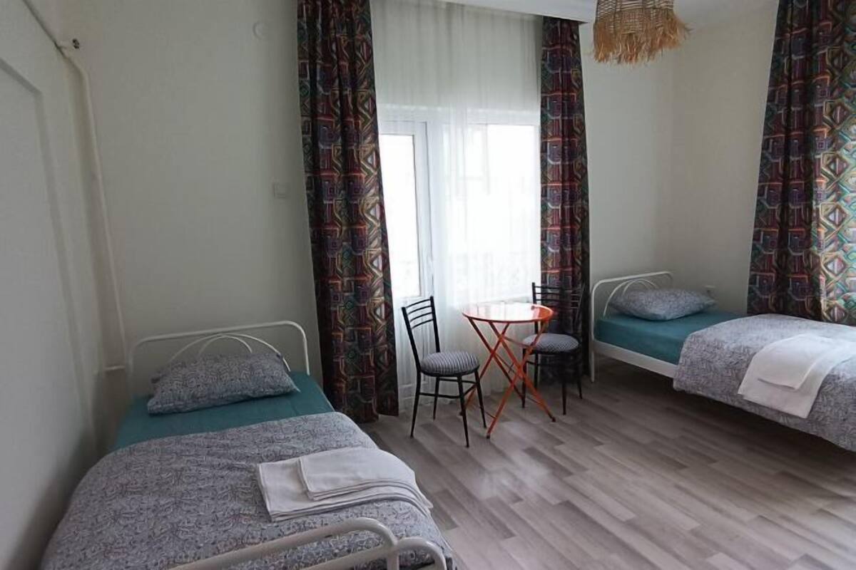 Espacio para trabajar con laptop, wifi gratis y ropa de cama 