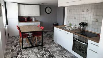 Kühlschrank, Mikrowelle, Ofen, Herdplatte