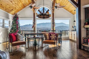 Televisión, chimenea y oficina 