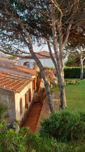 Property grounds - Villa with wonderful sea view, a few steps from the beach (La Maddalena)