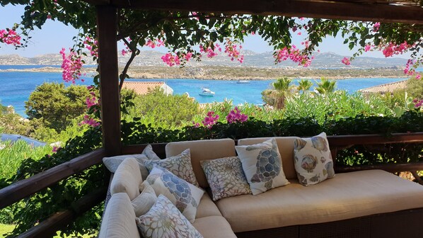 Property grounds - Villa with wonderful sea view, a few steps from the beach (La Maddalena)