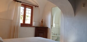 3 bedrooms, bed sheets - Villa with wonderful sea view, a few steps from the beach (La Maddalena)
