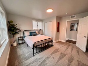 2 habitaciones, tabla de planchar con plancha y wifi gratis 