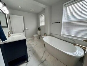 Suihku, hiustenkuivaaja, pyyhkeet, saippua