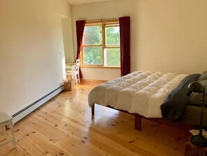 3 bedrooms, in-room safe, desk, WiFi