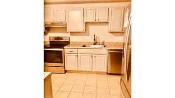 Kylskåp, mikrovågsugn, ugn och spishäll