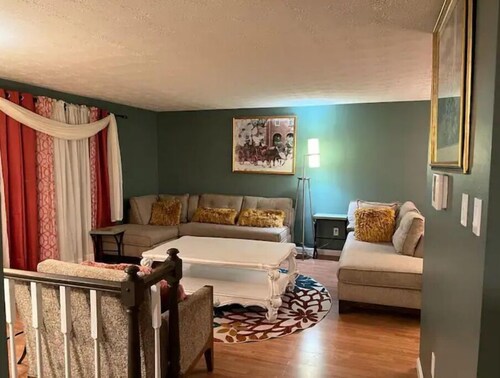 Spacious 3Br/2Bth close to INOVA & Reston Hospitals, DC, and Dulles airport