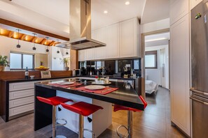 Appartement Luxe | Cuisine privée | Grand réfrigérateur, micro-ondes, four, plaque de cuisson