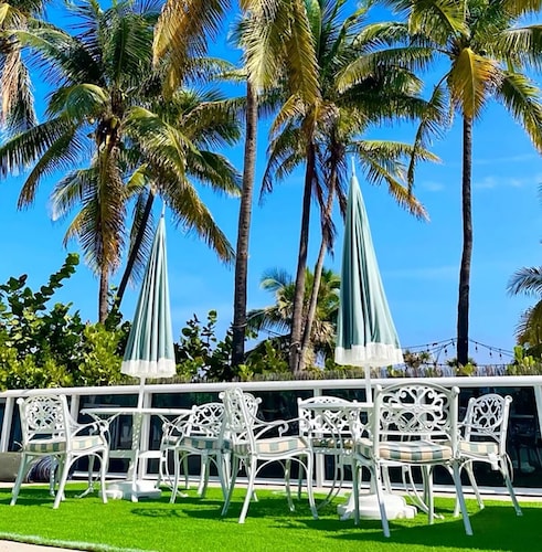 2bd Beachfront Master Ste, Bay View w/balcony, Pool, nearby dining, beach access