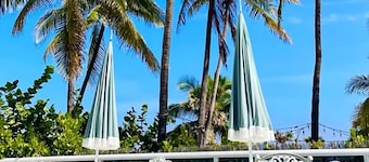 2bd Beachfront Master Ste, Bay View w/balcony, Pool, nearby dining, beach access