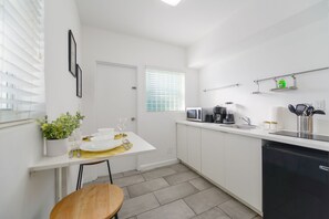 Basic Apartment | Private kitchenette