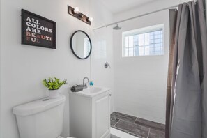 Basic Apartment | Bathroom | Shower, rainfall showerhead, hair dryer, towels - Great Studio 15 min from the beach (Miami)
