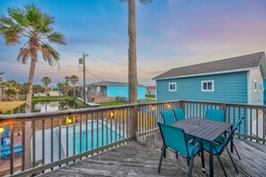 Outdoor dining - The Best Little Shorehouse in Texas! (Port Aransas)