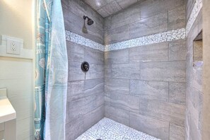 Bathtub, hair dryer, towels - The Best Little Shorehouse in Texas! (Port Aransas)