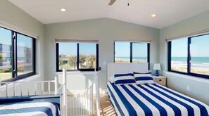 4 bedrooms, iron/ironing board, travel cot, free WiFi - Beachfront Getaway Licensed Beachfront Townhome- PRIVATE POOL (Indialantic)