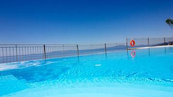 House | Indoor/outdoor pool | Seasonal outdoor pool