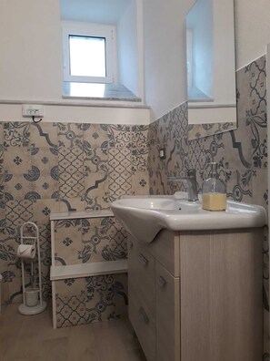 Douche, sèche-cheveux, bidet, serviettes fournies