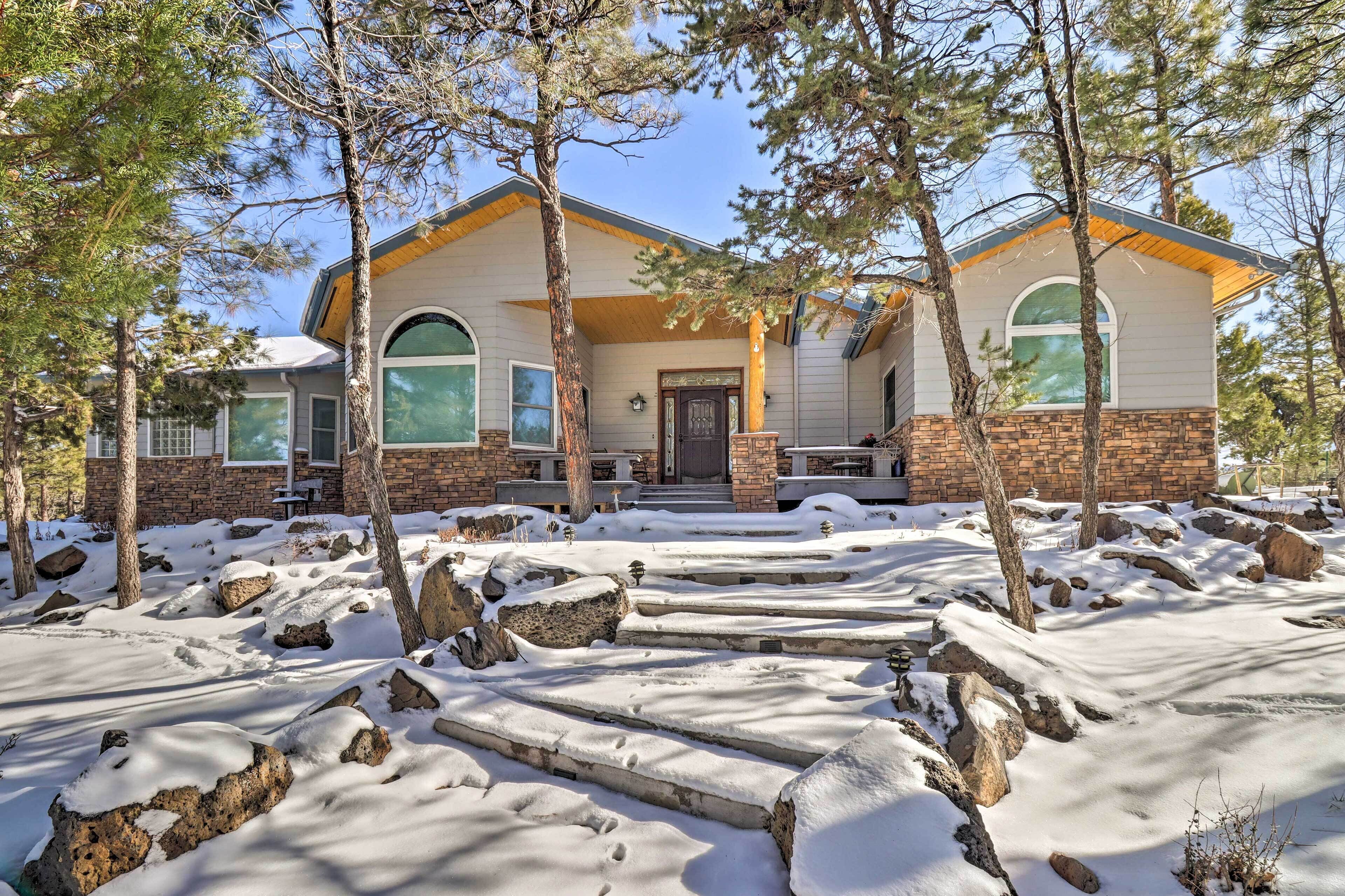 Sunny Show Low Getaway w/ Patio & Forest View