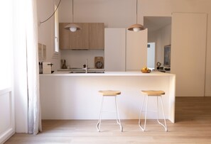 Geschirrspüler, Wasserkocher mit Kaffee-/Teezubehör