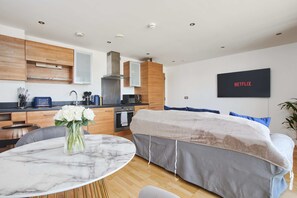 Deluxe Apartment, Ensuite (King Deluxe City Apt New) | Lounge