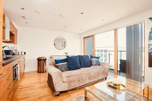 Lounge - King Deluxe City Apt Large Balcony& Free Parking! (Leeds)