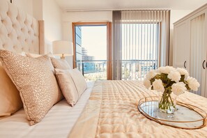 Deluxe Apartment, Ensuite (King Deluxe City Apt New) | 1 bedroom - King Deluxe City Apt Large Balcony& Free Parking! (Leeds)