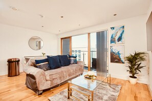 Lounge - King Deluxe City Apt Large Balcony& Free Parking! (Leeds)