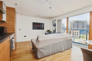 Deluxe Apartment, Ensuite (King Deluxe City Apt New) | Lounge - King Deluxe City Apt Large Balcony& Free Parking! (Leeds)