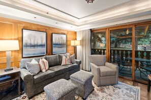 TV, fireplace - SUMMER CONSTRUCTION NOTICE Vail Butler | 1BR Slopeside Lodge - Ski In/Ski Out, Walk to Everything (Vail)