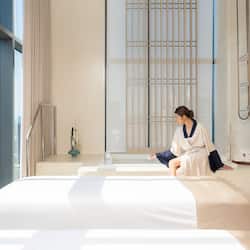 Couples treatment rooms, hot tub, body treatments, aromatherapy