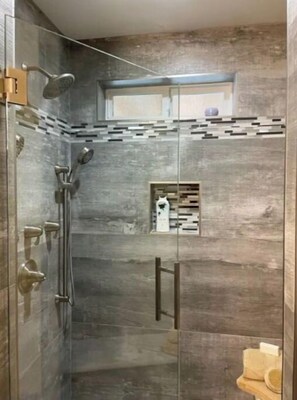 Shower, hair dryer, bidet, towels