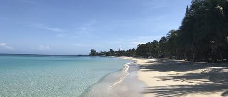 Nær stranden og strandhåndklær