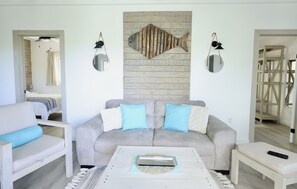 Smart TV, books - Encanto del Mar-Bella Vista-less than 5 min walk from the West Bay Beach (West Bay)