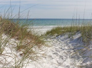 Beach nearby - Drop Anchor 2 & 3-Night Beach Getaways • Pool • 3-Min Walk to Beach (Navarre)